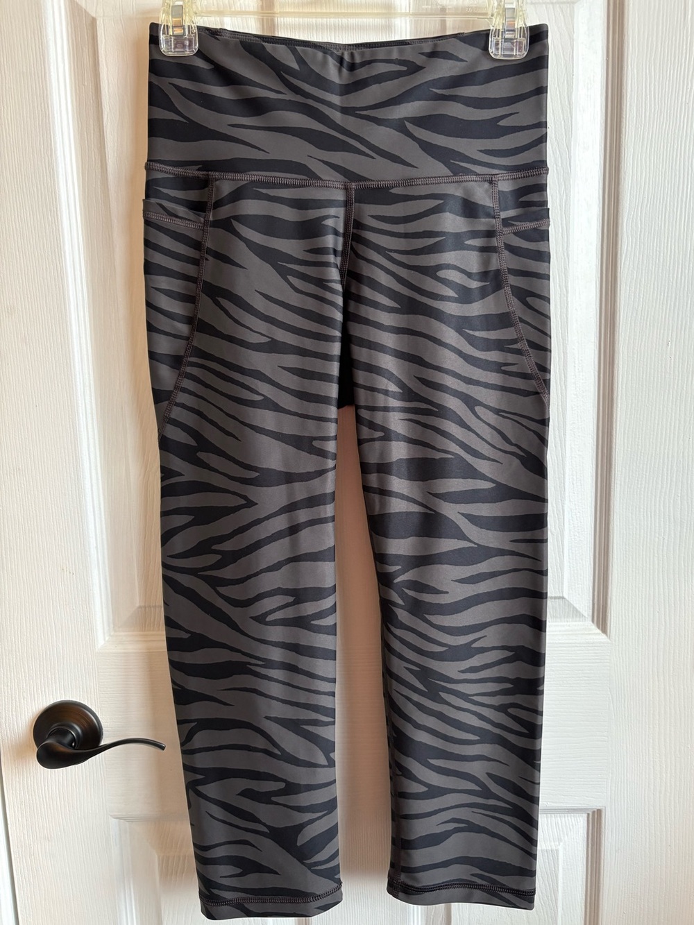 Capri Legging 2-Pack: Old Navy Gray & Black Zebra & Iuga Black w/ Pockets, Sz Md